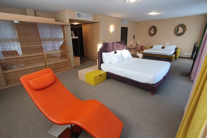 Room 35 of 153