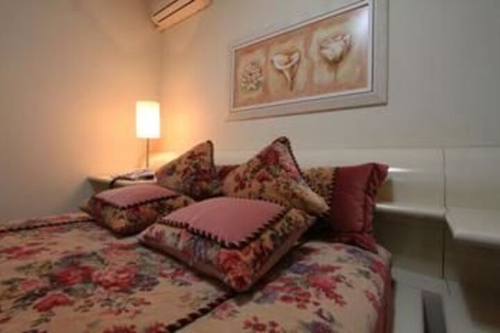 Room 12 of 27