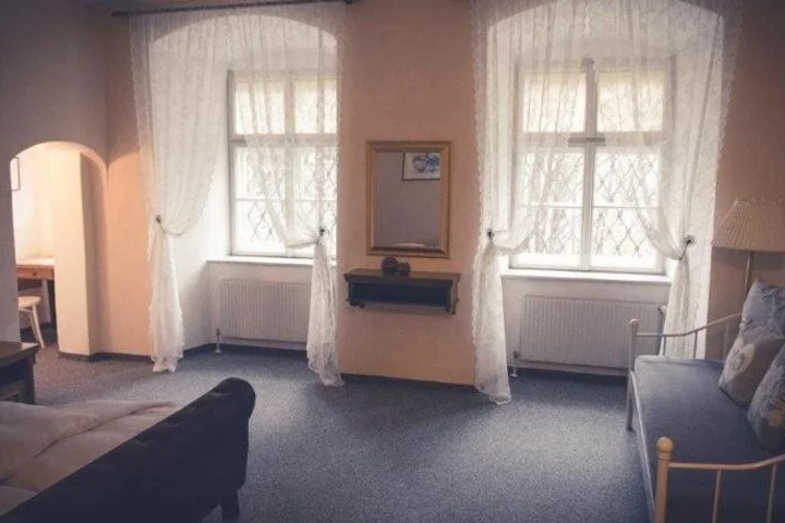 Room 2 of 10