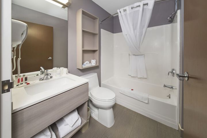 1 Queen Bed (6 of 21)