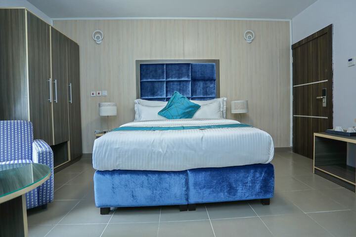 Room 11 of 18