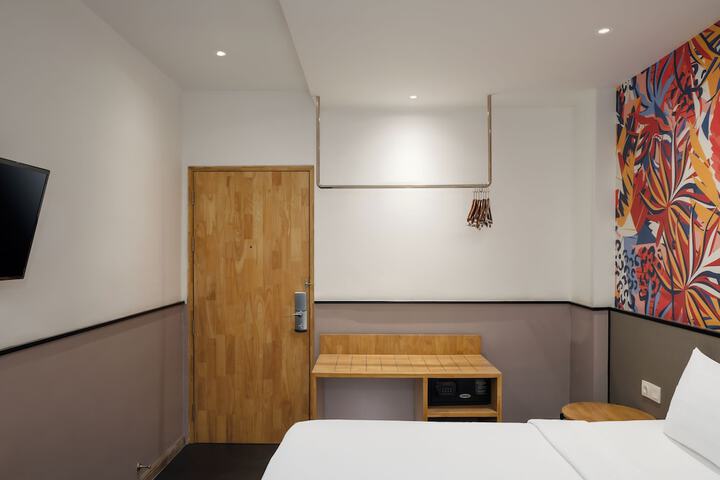 Room 6 of 25
