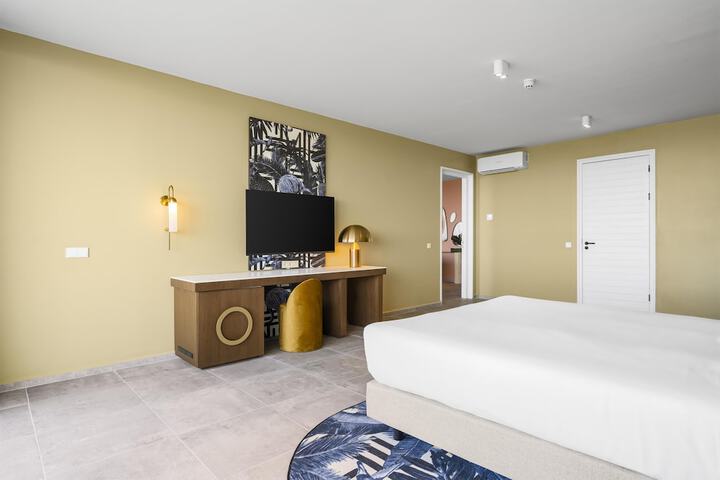 Room 22 of 170
