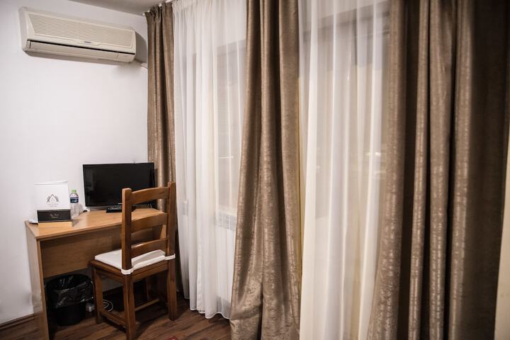 Room 33 of 60