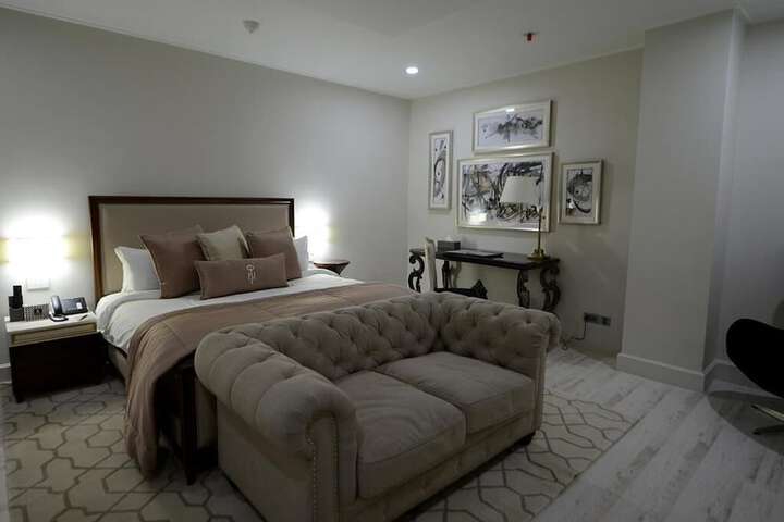 Room 17 of 94