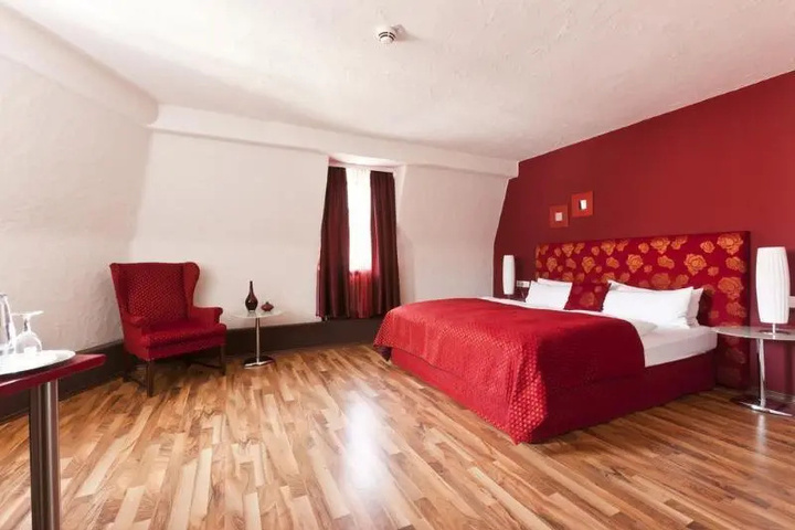 Room 4 of 11