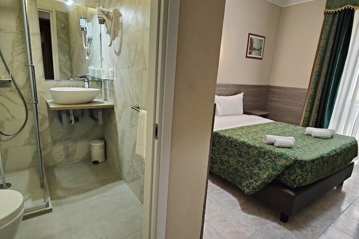 Room 6 of 65