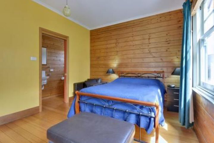 Room 4 of 8