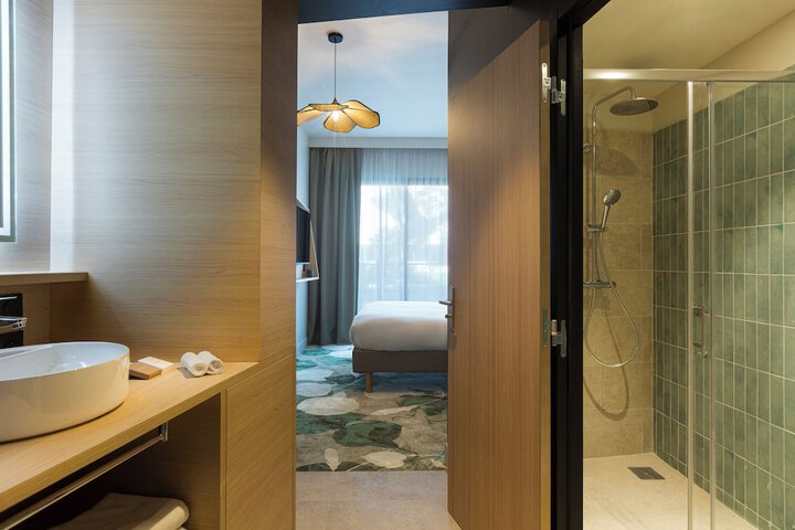 Room 6 of 9