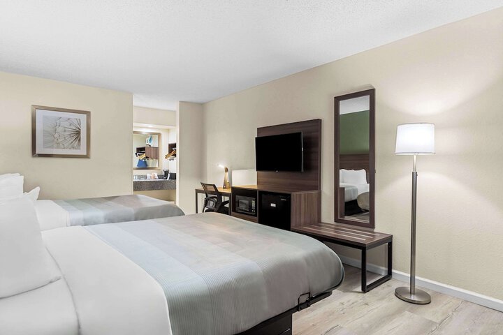 2 Queen Beds (3 of 5)
