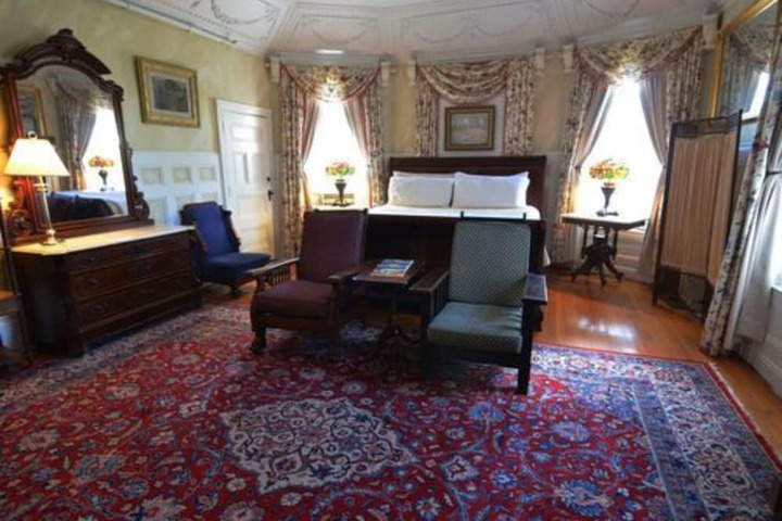 Room 8 of 130