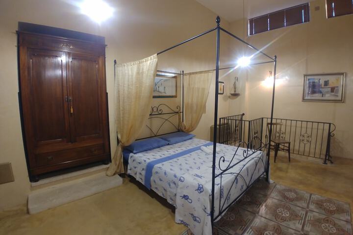 Room 4 of 43