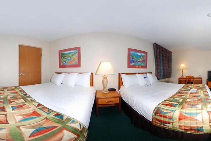 2 Queen Beds (2 of 8)