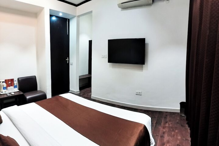 Room 5 of 18