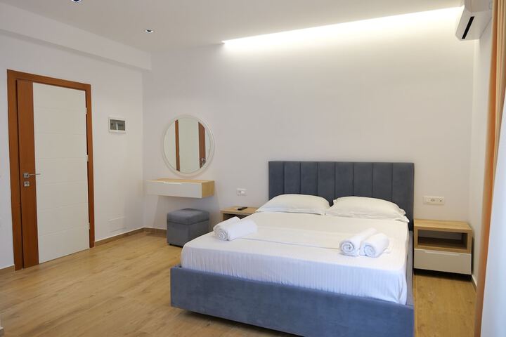 Room 2 of 53