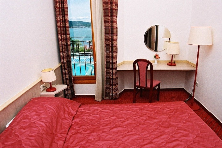 Room 2 of 35