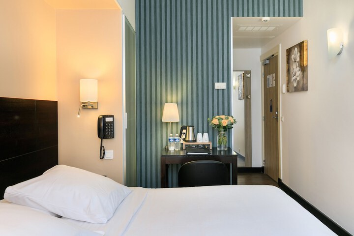 Room 53 of 106