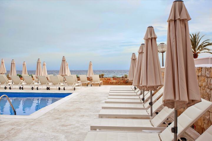 Hotel with Pool