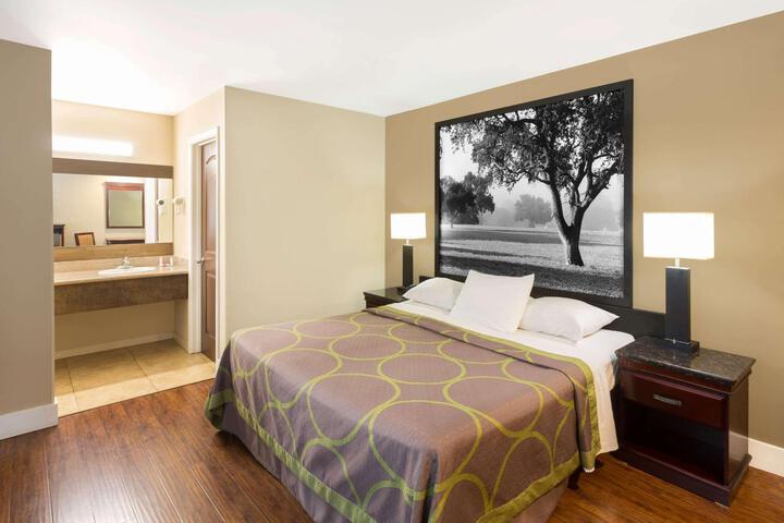 1 Queen Bed Mobility Hearing Impaired Accessible Room (5 of 12)