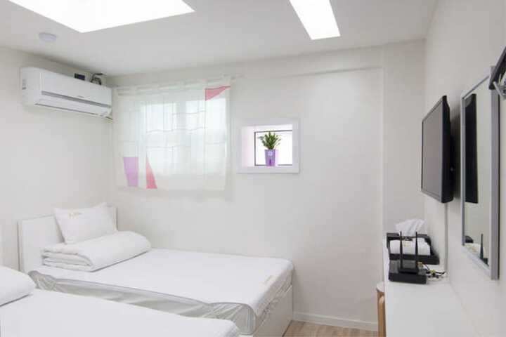 Room 28 of 60