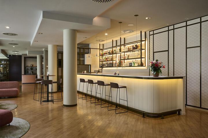 Lounge 54 of 66