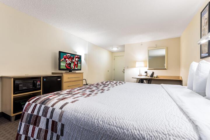 Deluxe King Bed Accessible (1 of 11)