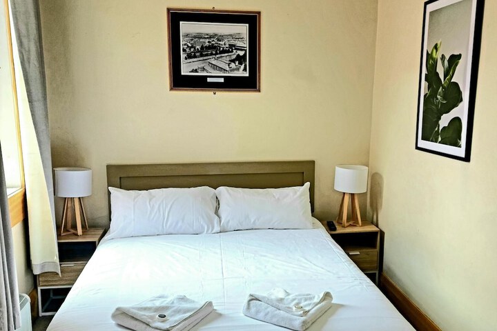 Room 2 of 28