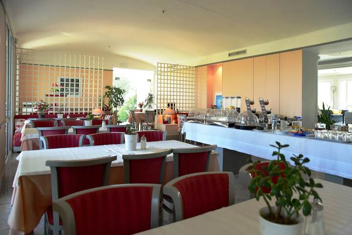 Breakfast/Coffee Service 70 of 136