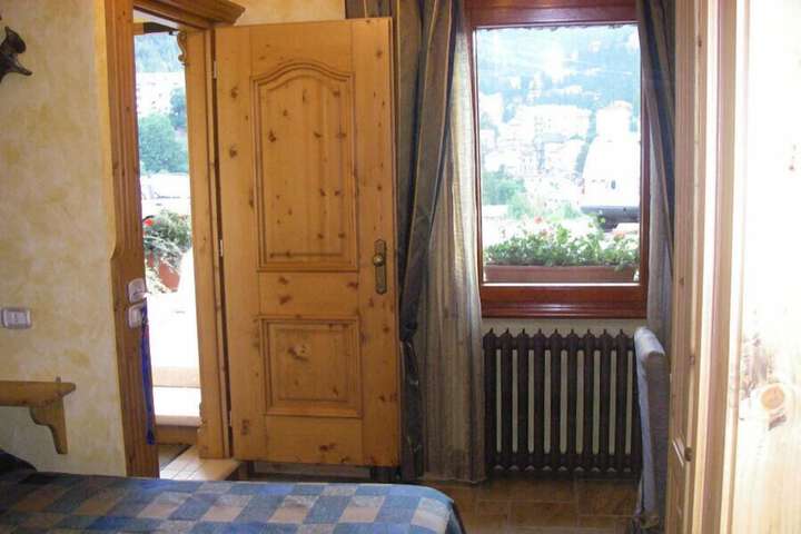 Room 2 of 77