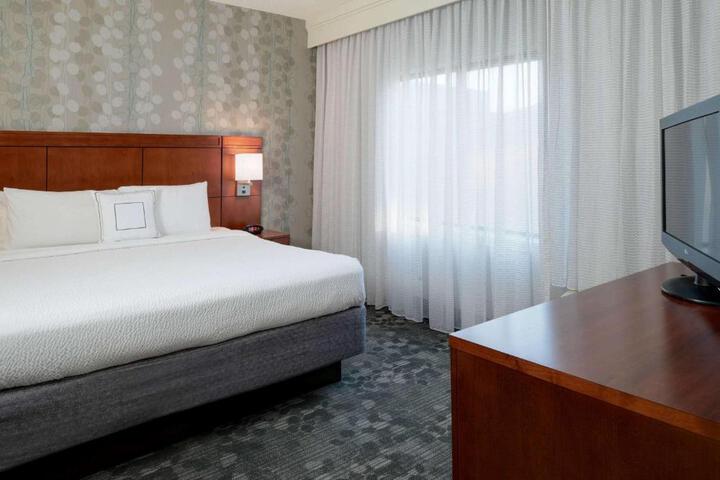 Guest Room King Bed Accessible (3 of 7)