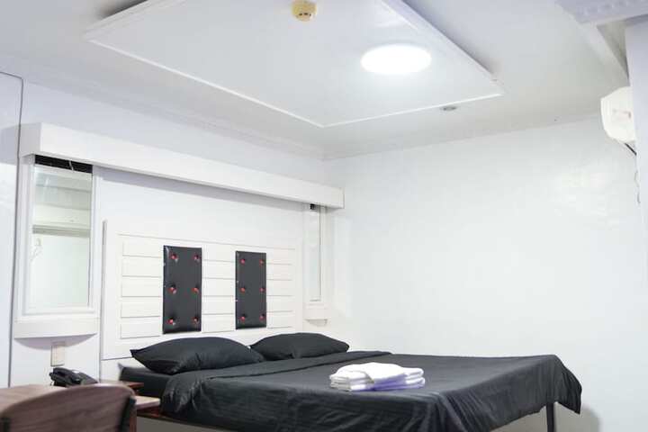 Room 9 of 127