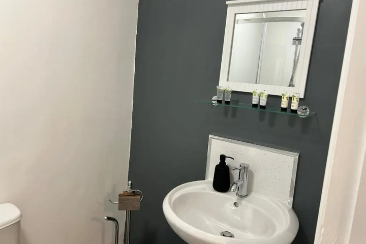Room 6 of 10