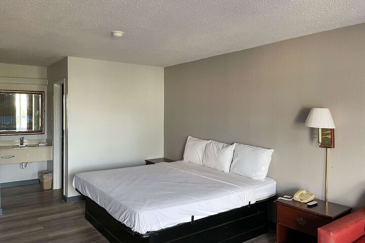 Room 28 of 69