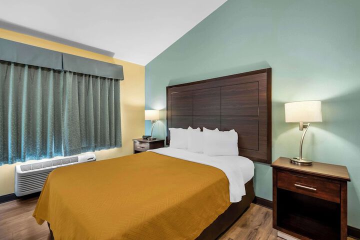 1 Queen Bed (18 of 18)