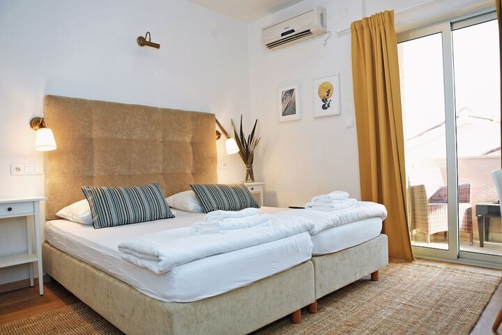 Room 15 of 104