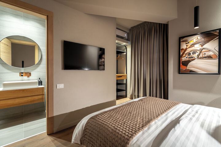 Room 10 of 80