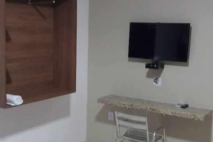 Room 5 of 8