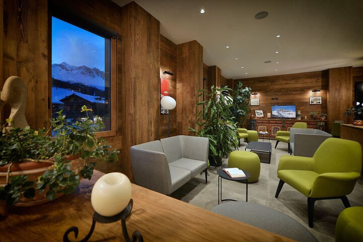 Lounge 61 of 77