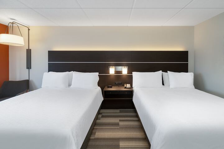 2 Queen Beds (9 of 15)