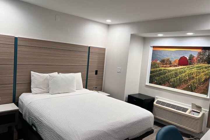 1 Queen Bed (4 of 16)