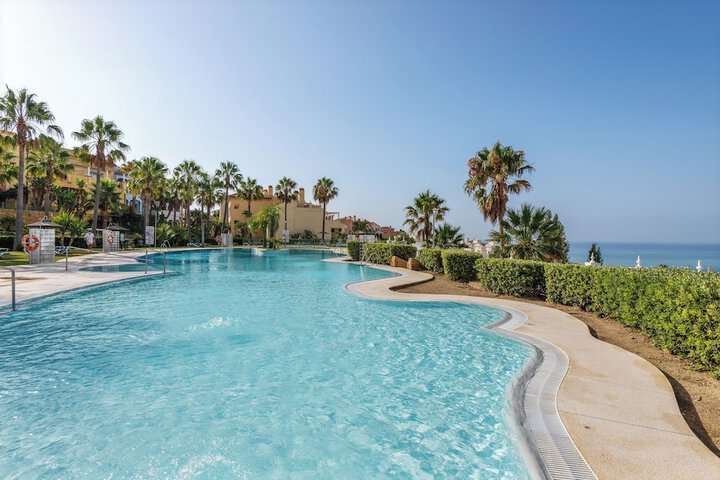 Hotel with Pool