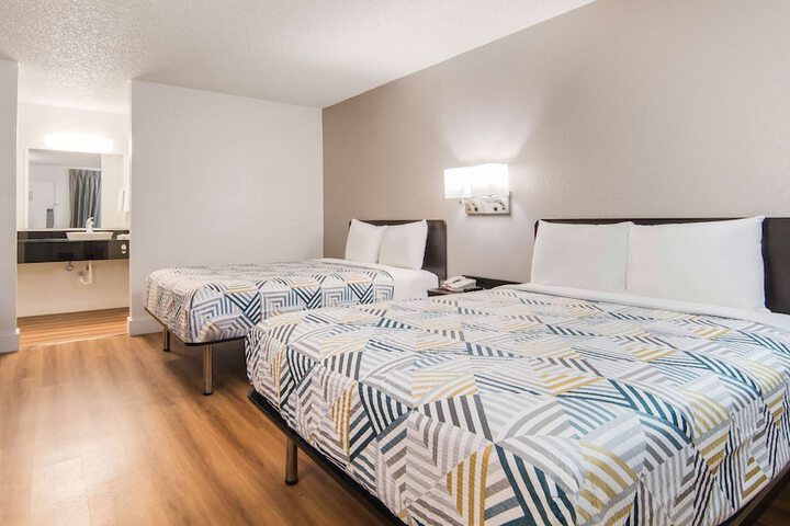 1 Queen Bed (8 of 20)