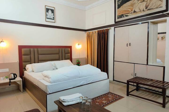 Room 5 of 12