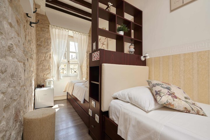 Room 4 of 84