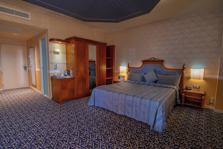 Room 27 of 68