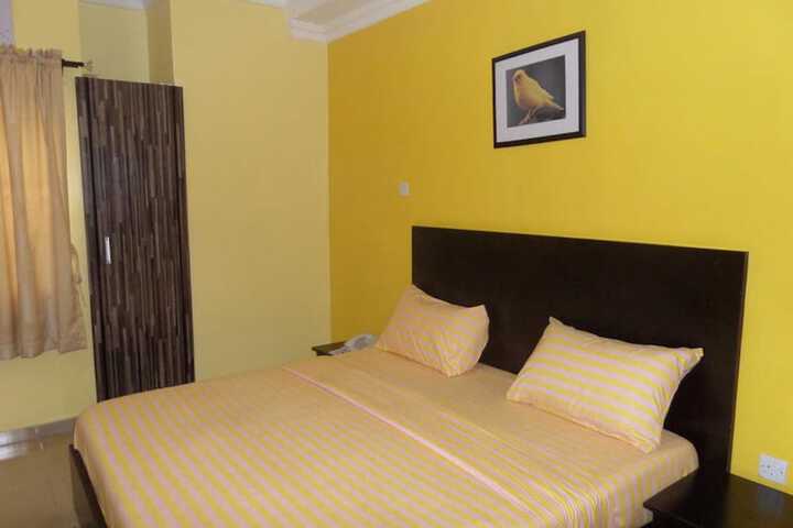 Room 4 of 9