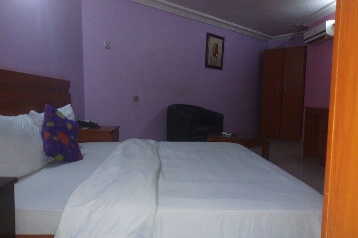 Room 11 of 28