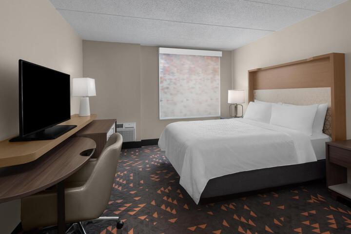 1 Queen Bed (2 of 2)