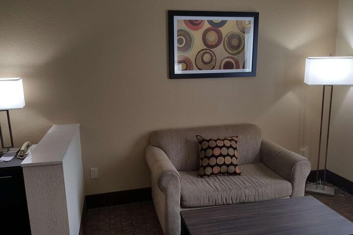 Suite 1 King Bed Sofa Bed For 1 Person Microwave and Refrigerator Full Breakfast (9 of 10)