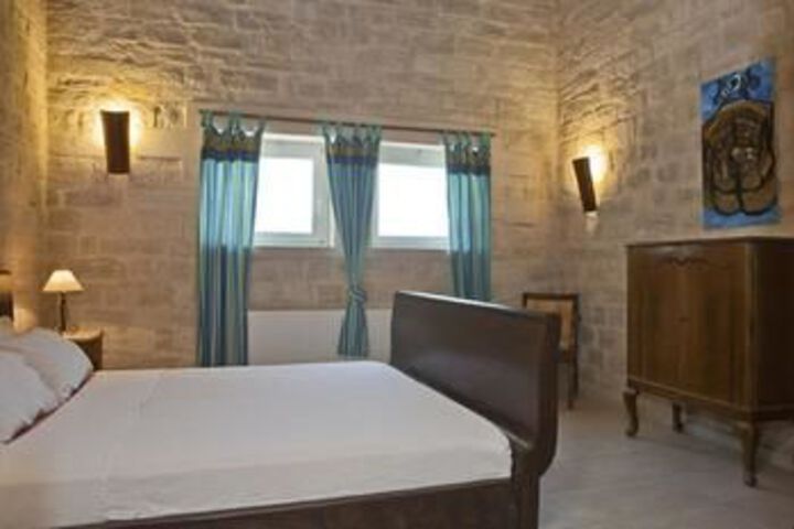 Room 9 of 26
